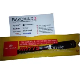 Antena HT Dual Band D Antenna RH775 BNC Male | Rakomindo Yellow RH775 antenna packaging with a red label placed beside a Rakomind business card featuring logos.