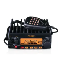 Radio rig Yaesu FT-2980R dengan microphone.