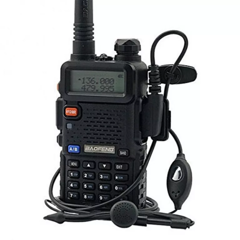 Baofeng UV-5R dengan layar, keypad, antena, dan earpiece pada foto katalog