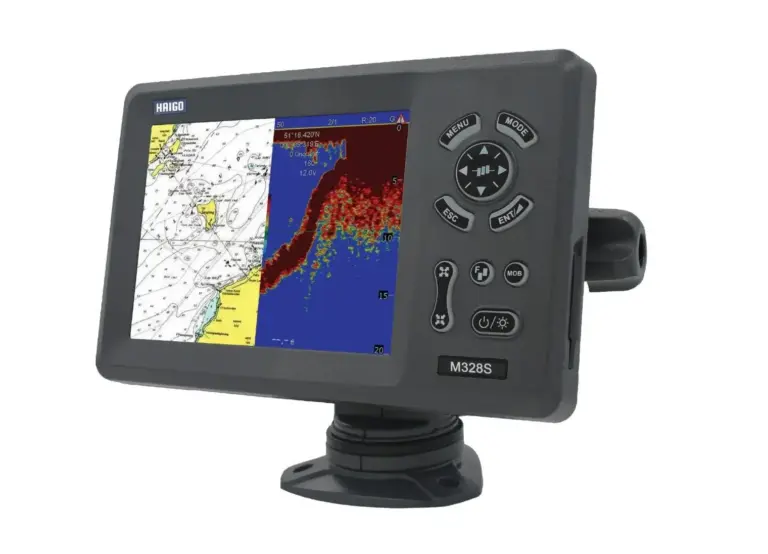 Haigo M328S dengan layar terbagi antara peta dan tampilan fishfinder serta dudukan perangkat