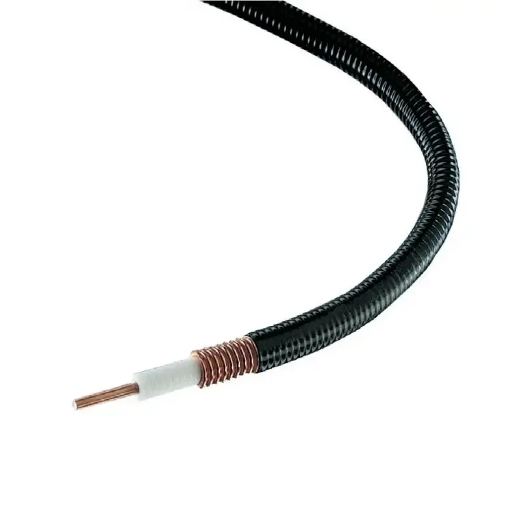 Kabel koaksial FSJ4-50B dengan lapisan dan konduktor terlihat