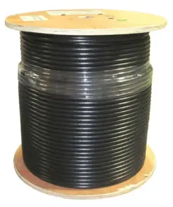 Kabel coaxial LMR-240 hitam yang tergulung di palet atau rol kayu.