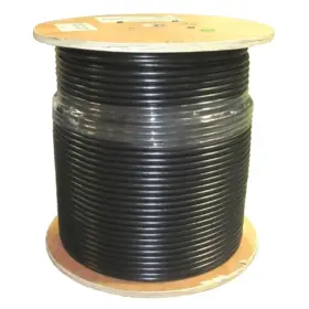 Kabel coaxial Kabel Coaxial Times Microwave LMR-240 hitam yang tergulung di palet atau rol kayu.